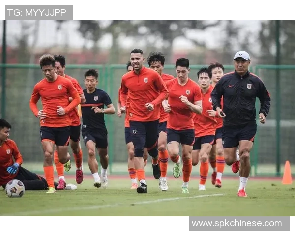 山东鲁能泰山迎战河内队全力争胜展现球队实力与团结精神