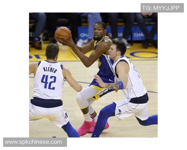 猛龙与独行侠激战正酣NBA赛场精彩瞬间回顾与分析